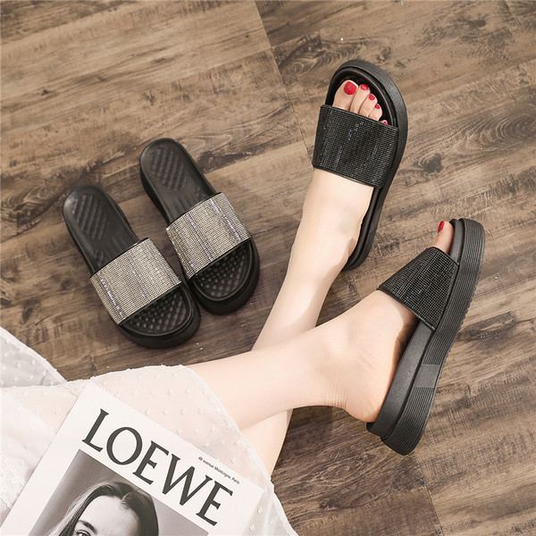 Ikdienas sieviešu čības ar plakanu zoli sudraba un melnā krāsā