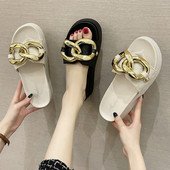 Aktuālās sieviešu čības ar masīvu dekoratīvu ķēdīti zelta krāsā