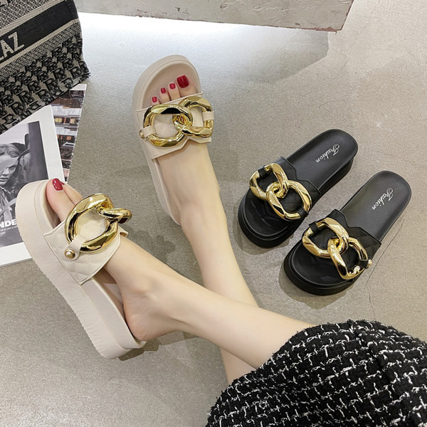 Aktuālās sieviešu čības ar masīvu dekoratīvu ķēdīti zelta krāsā