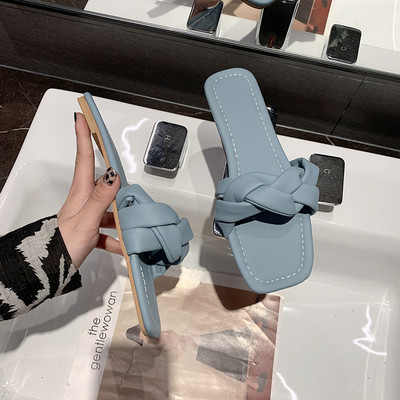 Παντόφλες μοντέρνες γυναικείες  με επίπεδη σόλα - κατάλληλες για την παραλία