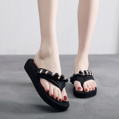 Jauns sieviešu flipu modelis ar dekoratīvām pērlēm un akmeņiem