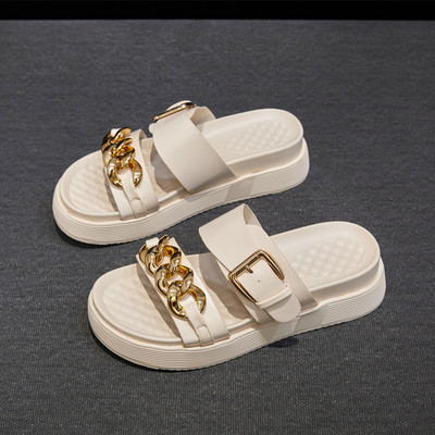 Jauns ikdienas čību modelis uz platformas ar sprādzi un metāla apdari