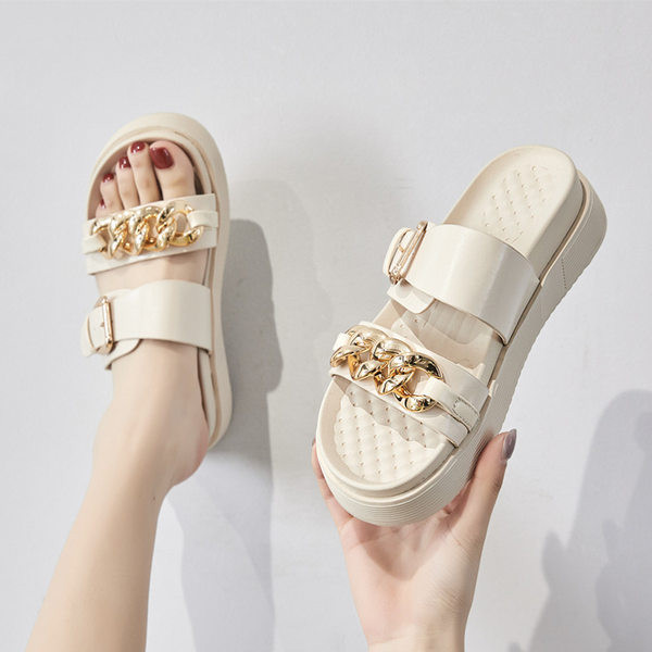 Jauns ikdienas čību modelis uz platformas ar sprādzi un metāla apdari