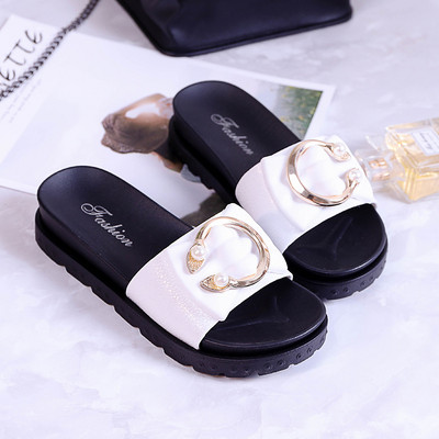 Sieviešu ikdienas čības ar metāla apdari un pērlēm