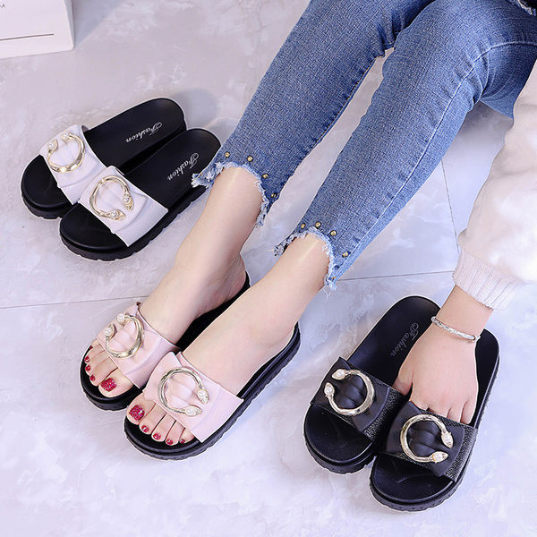 Sieviešu ikdienas čības ar metāla apdari un pērlēm