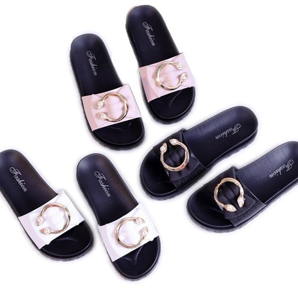 Sieviešu ikdienas čības ar metāla apdari un pērlēm