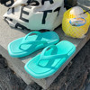 Sieviešu gumijas flip-flops virs pludmales