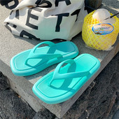 Sieviešu gumijas flip-flops virs pludmales