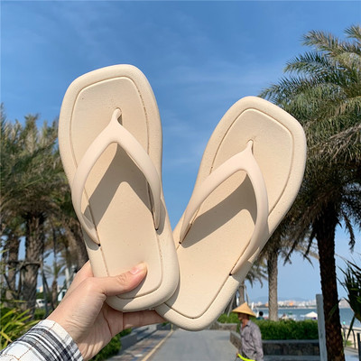 Sieviešu gumijas flip-flops virs pludmales