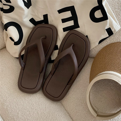 Sieviešu gumijas flip-flops virs pludmales