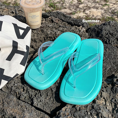 Sieviešu gumijas flip-flops virs pludmales