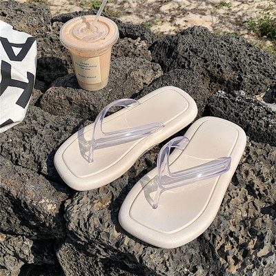 Sieviešu gumijas flip-flops virs pludmales