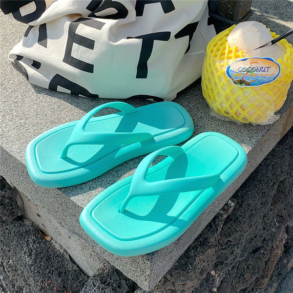 Sieviešu gumijas flip-flops virs pludmales