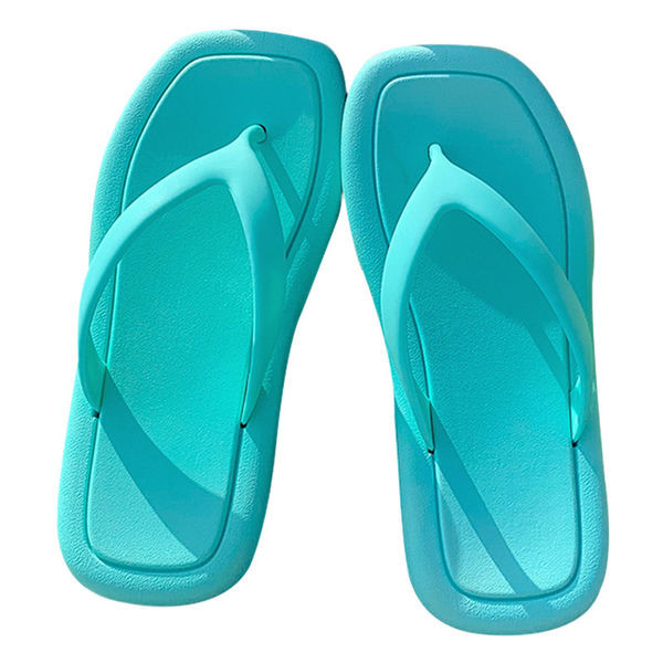 Sieviešu gumijas flip-flops virs pludmales