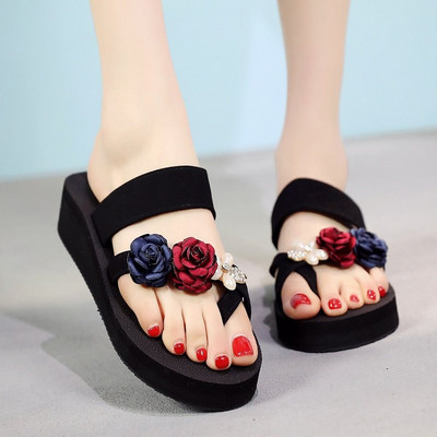 Νέο μοντέλο γυναικείας παντόφλας  σε επίπεδη σόλα διακοσμημένη με λουλούδια 3D