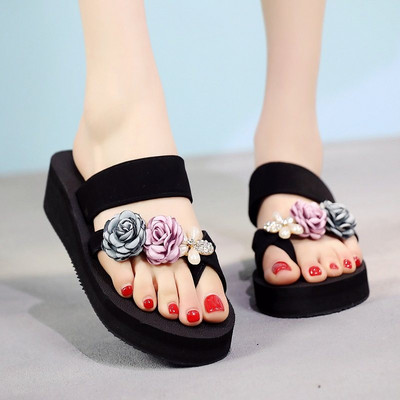 Νέο μοντέλο γυναικείας παντόφλας  σε επίπεδη σόλα διακοσμημένη με λουλούδια 3D