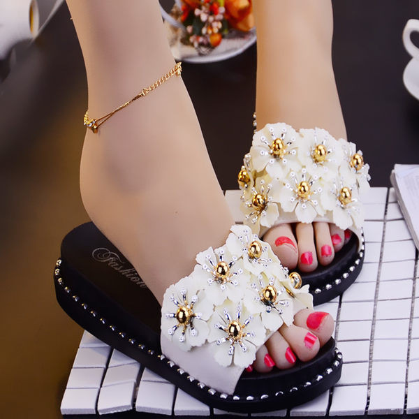 Papuci de dama cu platforma cu bretele din piele ecologica cu carouri metalice