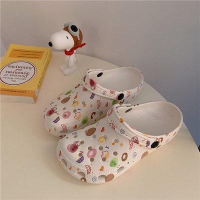 Sieviešu kroki, kas piemēroti pludmalei ar aplikāciju