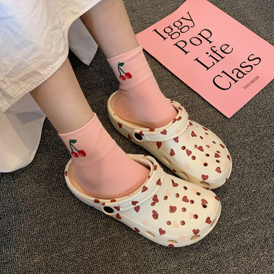 Sieviešu kroki, kas piemēroti pludmalei ar aplikāciju