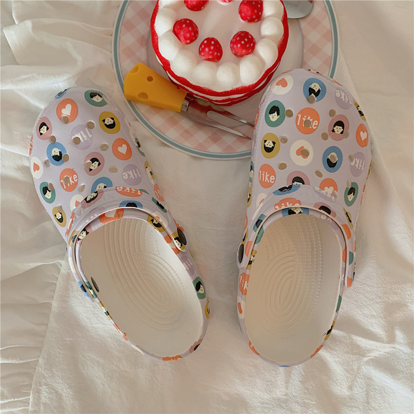 Sieviešu kroki, kas piemēroti pludmalei ar aplikāciju