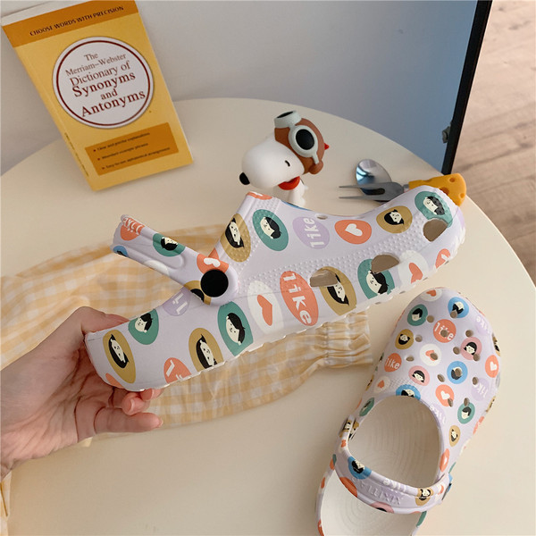 Sieviešu kroki, kas piemēroti pludmalei ar aplikāciju