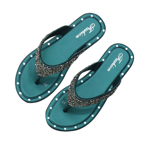 Sieviešu ikdienas čības ar plakanu zoli - divi modeļi