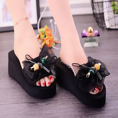 Sieviešu platformas čības ar lenti un metāla elementu