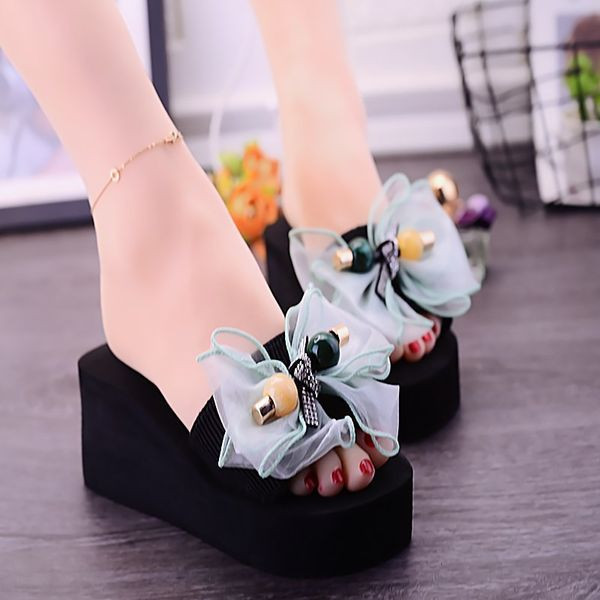 Sieviešu platformas čības ar lenti un metāla elementu