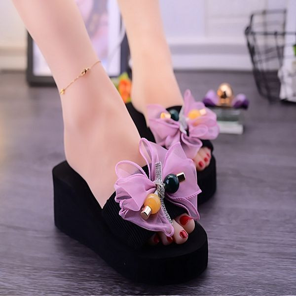 Sieviešu platformas čības ar lenti un metāla elementu