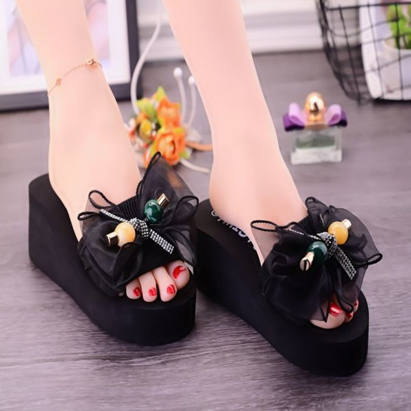 Sieviešu platformas čības ar lenti un metāla elementu