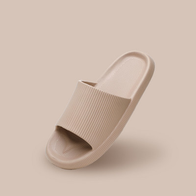 Pludmalei piemērotas sieviešu čības ar plakanu zoli