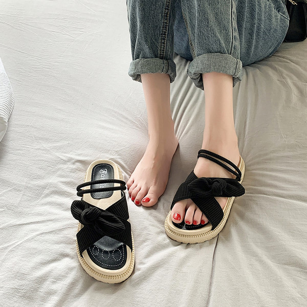 Ikdienas čības ar krusteniskām tekstila lencēm