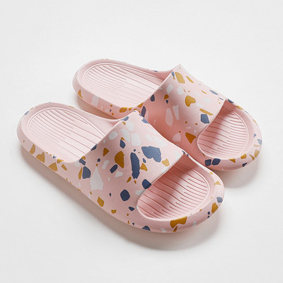 Ikdienas čības ar plakanu zoli un rakstainu rakstu