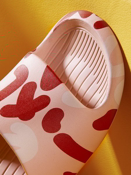 Ikdienas čības ar plakanu zoli un rakstainu rakstu