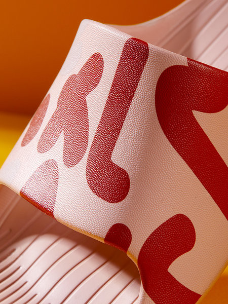 Ikdienas čības ar plakanu zoli un rakstainu rakstu