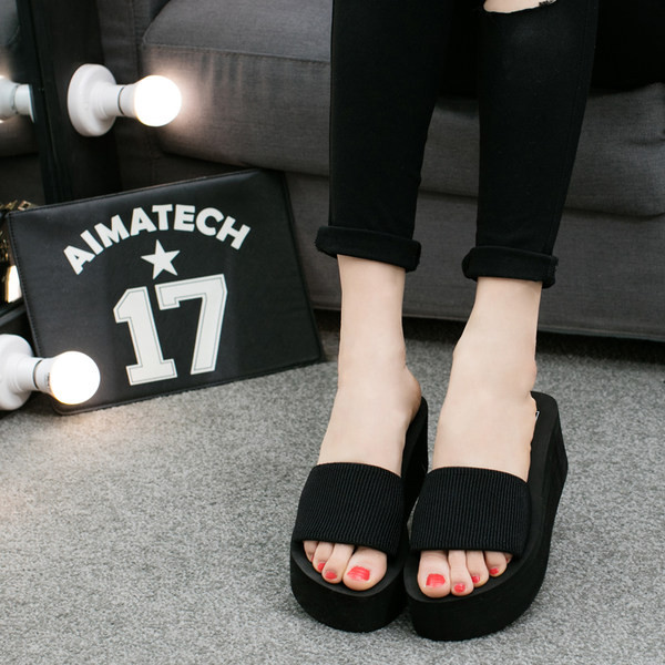 Modernas sieviešu platformas čības melnā krāsā