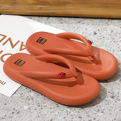 Sieviešu čības starp pirkstiem ar mārītes rotājumu