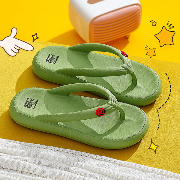 Sieviešu čības starp pirkstiem ar mārītes rotājumu