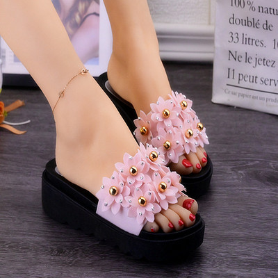 Modernas sieviešu čības ar 3D elementiem