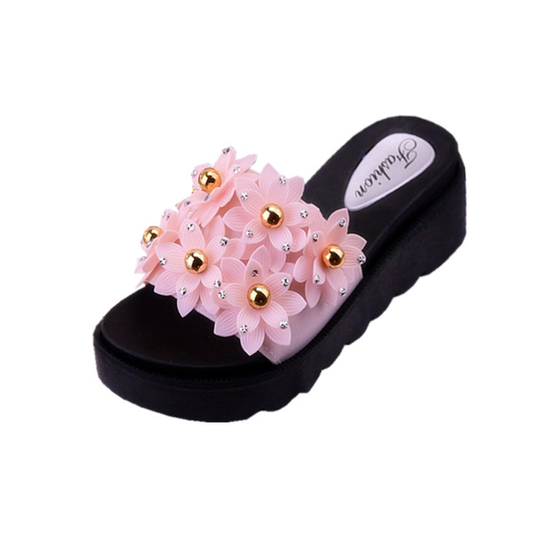 Modernas sieviešu čības ar 3D elementiem