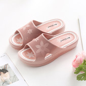 Sieviešu čības ar plakanu zoli un aplikāciju