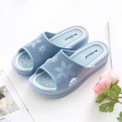 Sieviešu čības ar plakanu zoli un aplikāciju