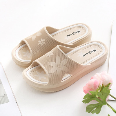 Sieviešu čības ar plakanu zoli un aplikāciju