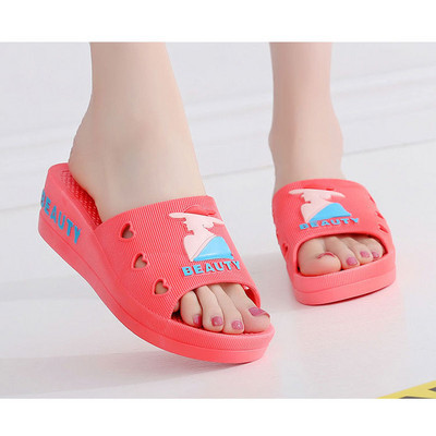 Sieviešu pludmales čības ar 3D aplikāciju un uzrakstu