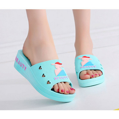 Sieviešu pludmales čības ar 3D aplikāciju un uzrakstu