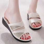 Sieviešu čības ar ādas lencēm un spīdīgiem elementiem