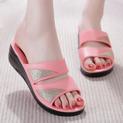 Sieviešu čības ar ādas lencēm un spīdīgiem elementiem