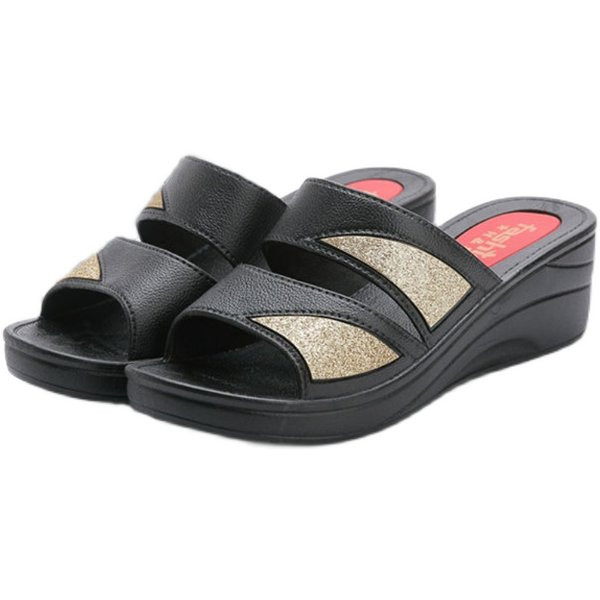 Sieviešu čības ar ādas lencēm un spīdīgiem elementiem