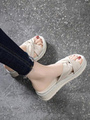 Ikdienas platformas čības ar krusteniskām siksnām no eko ādas