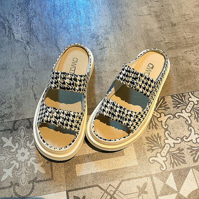 Παντόφλες casual με λουράκια από υφάσματα